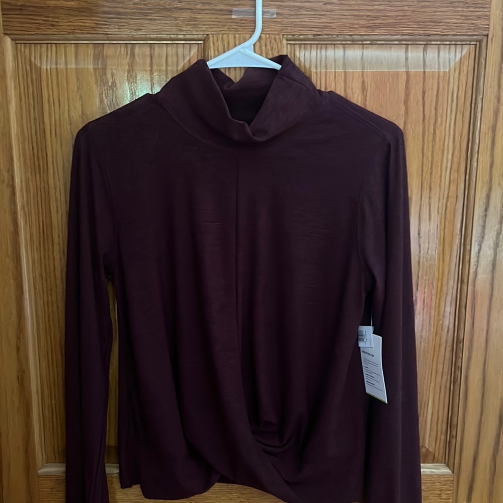 Old Navy Active Women’s Top- NWT